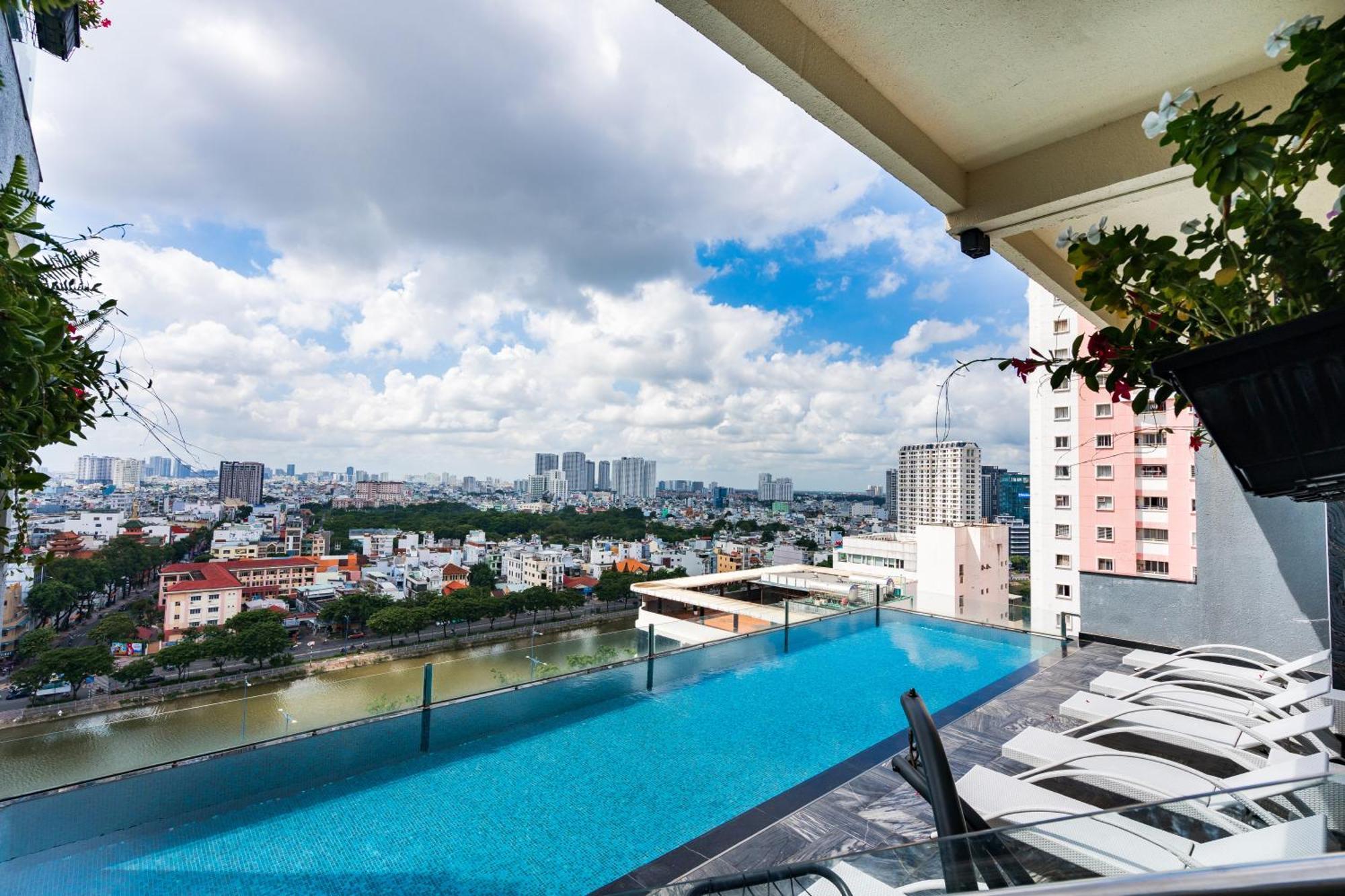 The Arrivals Center Apartment *